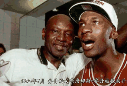 伦纳德在接受采访时微笑。 父亲节特别策划:那,是你离开了父亲的生活