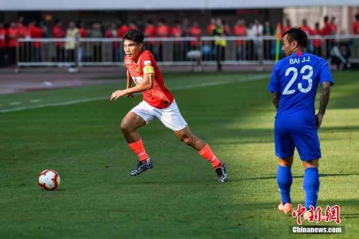 资料图:郑智(左)在比赛中带球突破。中新社记者 陈骥旻 摄 郑智出任广州恒大一线队助理教练