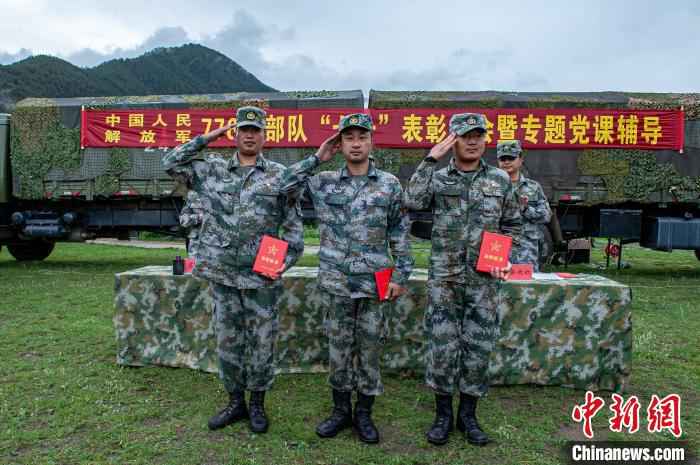 西藏军区某特战旅官兵在高原驻训地庆祝建党9