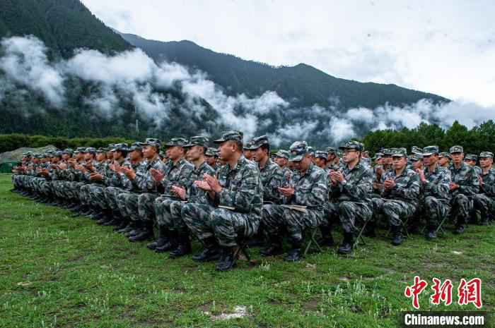 西藏军区某特战旅官兵在高原驻训地庆祝建党9
