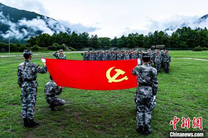 西藏军区某特战旅官兵在高原驻训地庆祝建党9