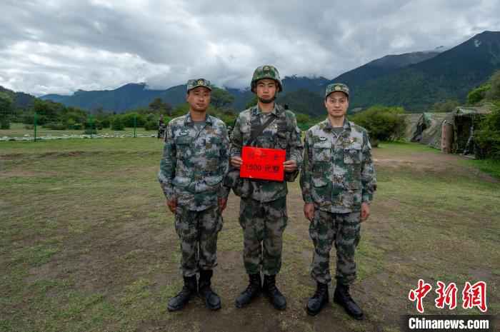 西藏军区某特战旅官兵在高原驻训地庆祝建党9