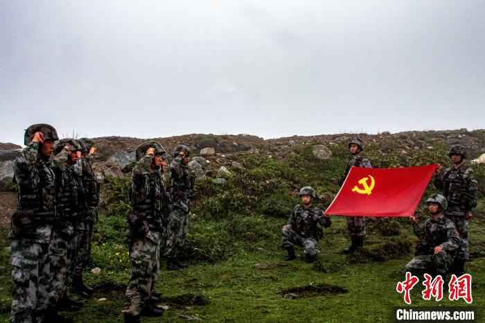 西藏军区某特战旅官兵在高原驻训地庆祝建党9