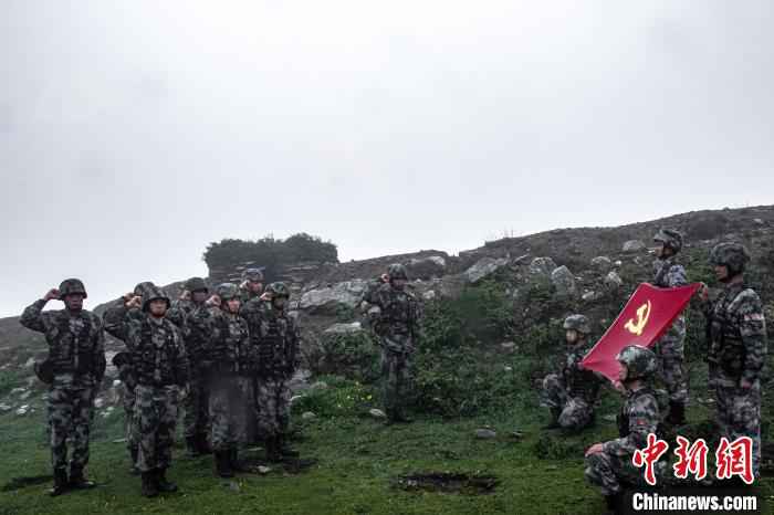 西藏军区某特战旅官兵在高原驻训地庆祝建党9