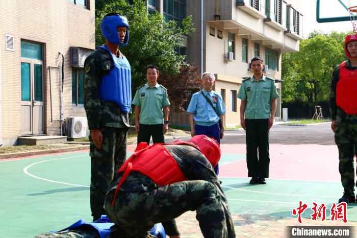 抗美援朝老兵为沪武警官兵上别样党课：致敬英