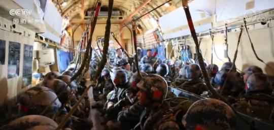 千余名空降空投骨干进行大型运输机集群跳伞训