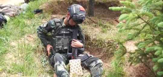 “魔鬼周”极限训练 特战队员累到吃着饭睡着却