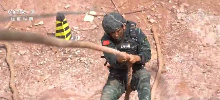 武警雪豹突击队极限训练 组合课目“穿针引线”