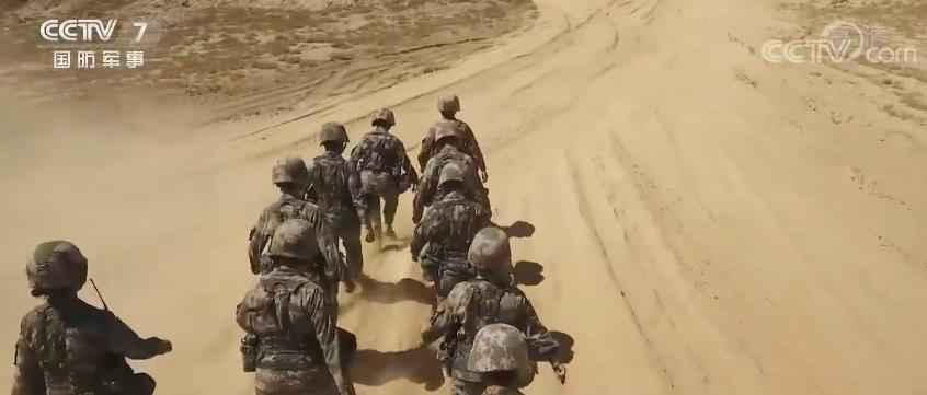 我骄傲！笑把风沙当面膜 防空女兵在大漠戈壁书