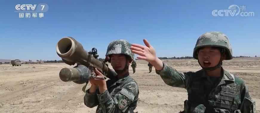 我骄傲！笑把风沙当面膜 防空女兵在大漠戈壁书