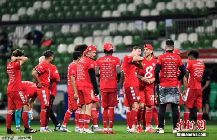 北京时间6月17日凌晨,德甲第32轮比赛中,拜仁客场小胜不莱梅,全取三分的同时,也提前两轮联赛卫冕德甲冠军。至此,德甲霸主拜仁已经豪取联赛八连冠。图为拜仁球员在比赛后一起庆祝。 利物浦或提前圆梦 德甲赛季收官