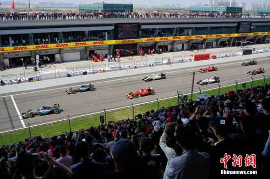 资料图:世界一级方程式赛车(F1)锦标赛上海站。中新社发 侯宇 摄 为筹措善款 F1出售2020赛季方格旗“位置”
