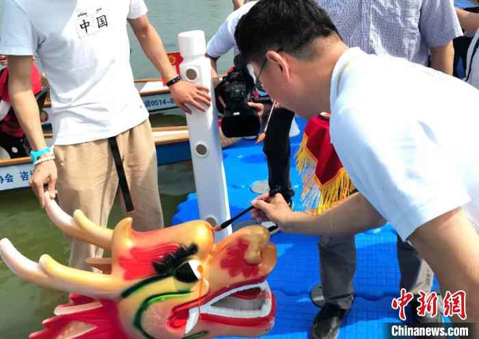 赛龙舟“点睛”仪式。 戴艳 摄 江苏扬州第三届龙舟大赛开赛 220名龙舟健儿竞逐