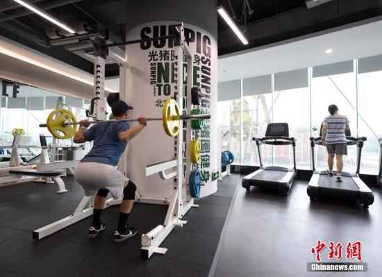吃完粽子之后,不妨做一些运动。(资料图:市民在北京市海淀区腾达大厦内的一家健身房内锻炼。新社记者 侯宇 摄) 涨姿势!端午吃粽子,如何既解馋又不胖?