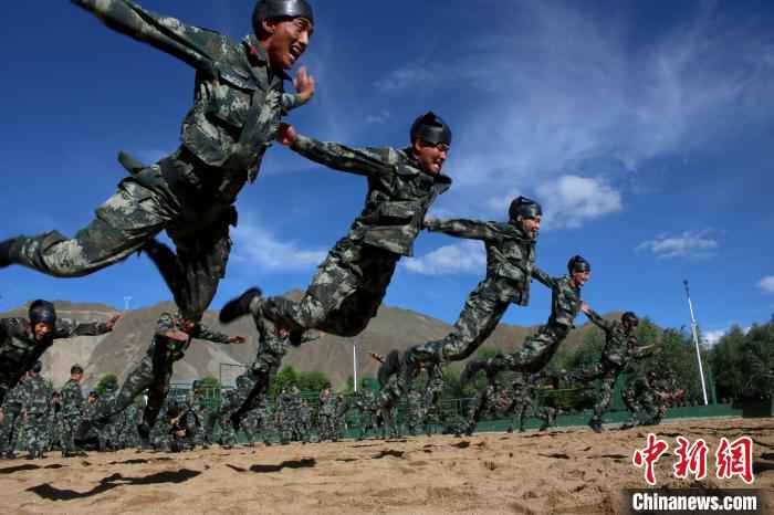驻藏武警机动某部紧贴实战砺精兵