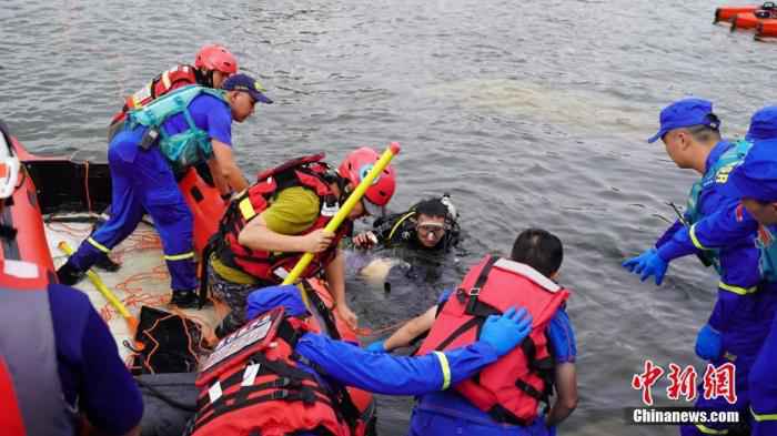 贵州安顺一公交车坠湖 已致21人遇难15人受伤