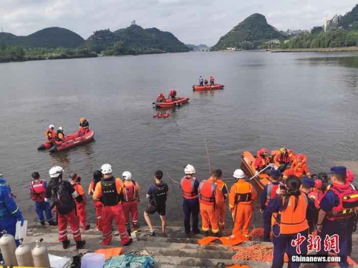 贵州安顺一公交车坠湖 已致21人遇难15人受伤