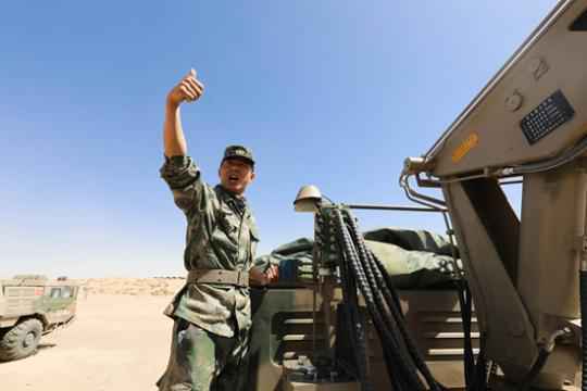 戈壁大漠刮起“钢铁风暴”