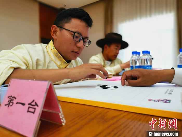 图为曲扎(左)在比赛中。 张伟 摄 西藏第二批25位传统藏棋段位棋手在拉萨产生
