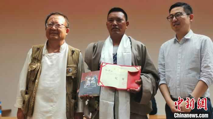 图为本届赛事冠军勒辉(中)成为西藏第二位藏棋(久棋)业余6段棋手。 张伟 摄 西藏第二批25位传统藏棋段位棋手在拉萨产生