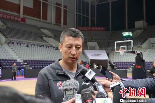 郭士强接受媒体采访。 韩宏 摄 辽篮宣布主帅郭士强辞职 杨鸣接任教练组组长