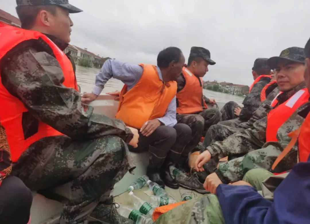南方汛情持续 人民子弟兵无畏冲锋抢险抗灾