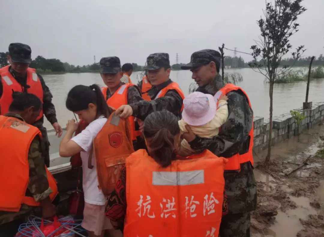 南方汛情持续 人民子弟兵无畏冲锋抢险抗灾