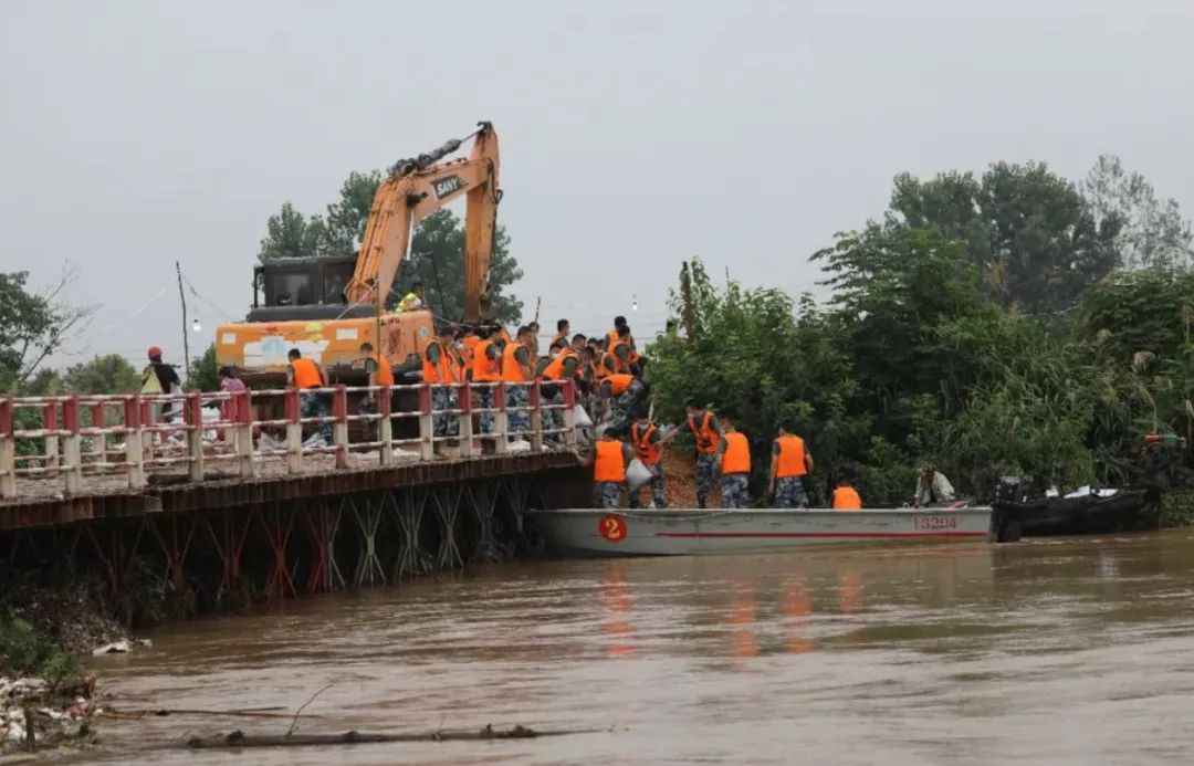 南方汛情持续 人民子弟兵无畏冲锋抢险抗灾