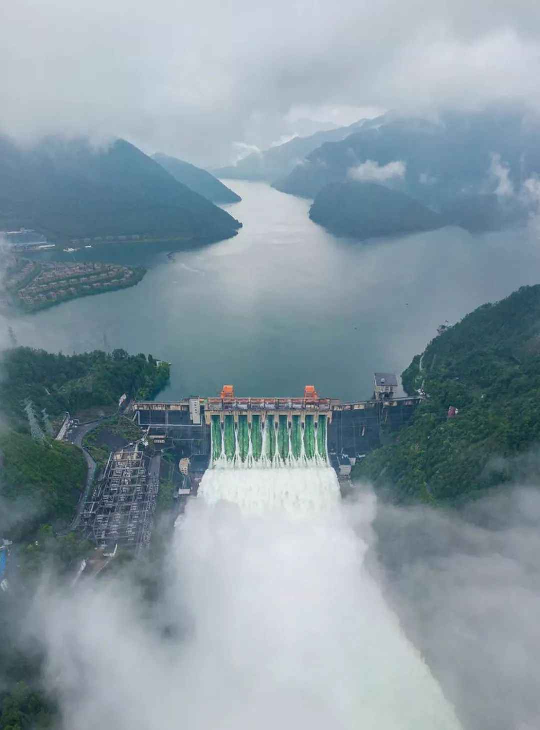 南方汛情持续 人民子弟兵无畏冲锋抢险抗灾