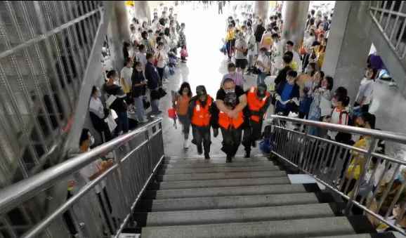 退役军人游泳背女孩赶考，这些身影让人感动！