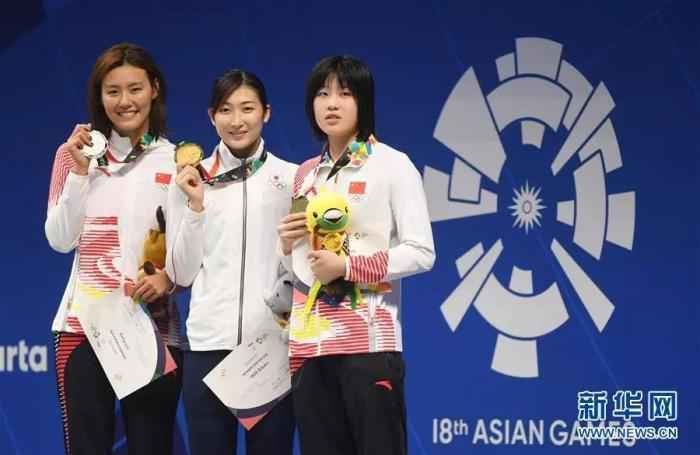 资料图:2018年8月24日,冠军日本选手池江璃花子(中)、亚军中国选手刘湘(左)和季军中国选手吴卿风在颁奖仪式上。 当日,在第18届亚运会女子50米自由泳决赛中,日本选手池江璃花子以24秒53的成绩夺冠,中国选手刘湘以24秒60的成绩获得亚军,中国选手吴卿风以24秒87的成绩获得季军。 图片来源:新华网 新华社记者潘昱龙摄 池江璃花子感谢网友喜爱短发造型:你们给了我