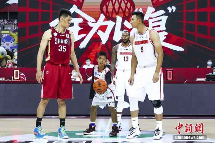 6月20日,广东东莞,19/20CBA复赛第一阶段,广东Vs山西,独臂篮球少年张家城亮相为比赛开球。图片来源:视觉中国 体坛观察丨复赛一周,CBA需要更多“窝里横”