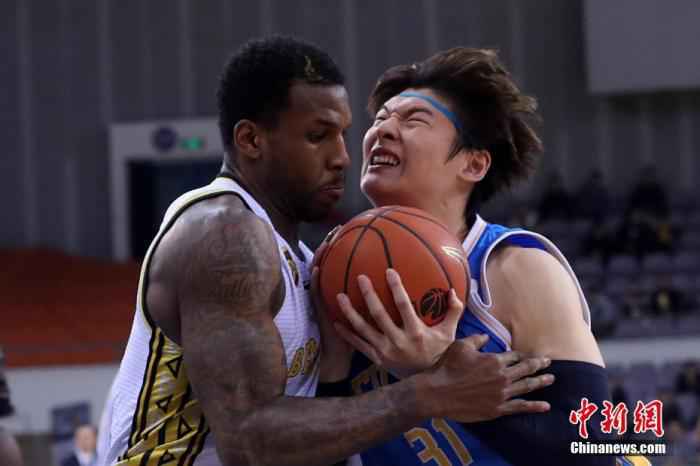 资料图:王哲林依旧强势。中新社记者 韩海丹 摄 体坛观察丨复赛一周,CBA需要更多“窝里横”