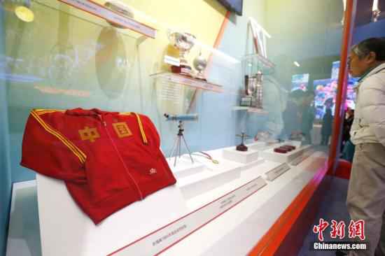 许海峰在1984年洛杉矶奥运会夺金时穿着的领奖服。中新社记者 富田 摄 干了这罐橙色的“中国魔水”,一声叹息尽在不