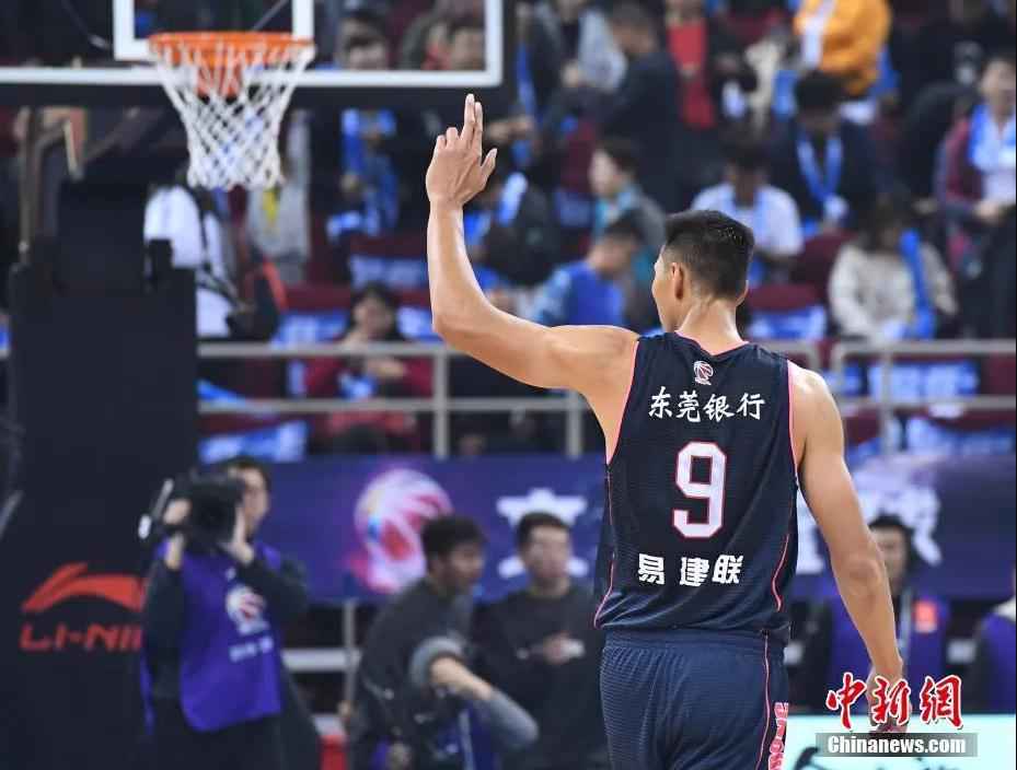 易建联在赛后向球迷致意。中新社记者 崔楠 摄 易建联加冕CBA篮板王 “三旬老汉”为何这么猛?
