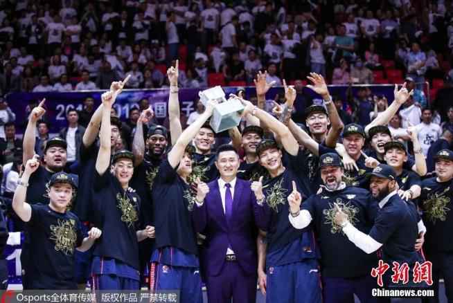 2018-2019赛季CBA总决赛第四场较量落下帷幕,广东宏远队103:98再度攻陷新疆红山体育馆。易建联第三度荣膺总决赛MVP。图片来源:Osports全体育图片社 易建联加冕CBA篮板王 “三旬老汉”为何这么猛?