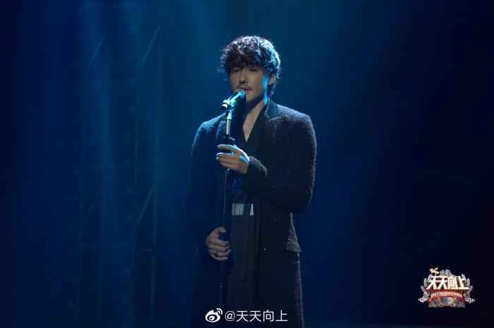 胡兵唱跳首秀获赞 回应：只要努力，别人都会尊