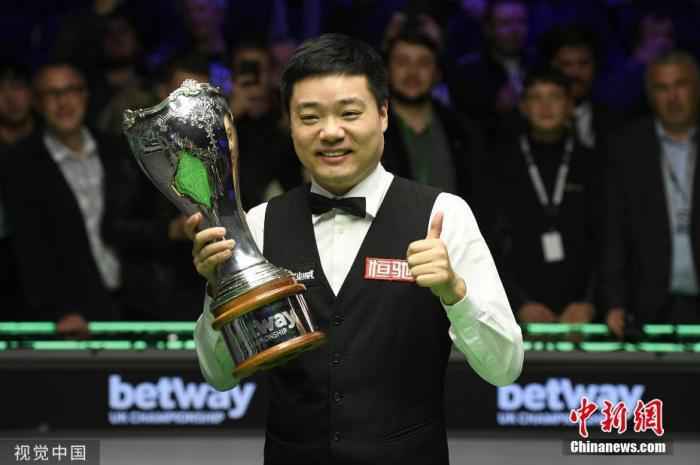 资料图:2019年12月9日凌晨,斯诺克三大赛之一的英国锦标赛在英国约克落下帷幕。最终,中国选手丁俊晖以10:6的总比分战胜英国选手马奎尔,时隔10年再夺该项赛事冠军。 丁俊晖确认出战斯诺克世锦赛 有望再次上演“丁