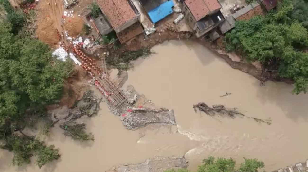 闻汛出击！兵哥哥们抗洪的样子真帅