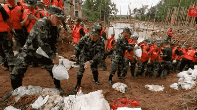 闻汛出击！兵哥哥们抗洪的样子真帅