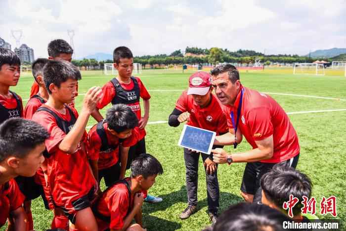 恒大足校U13队主教练梅纳利用智慧球场对球员讲解战术 刘颖 摄 8年28亿 探访打造足球人才“兵工厂”的恒大足校