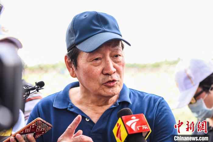 前中国国家队主教练朱广沪参观恒大足校后,接受记者采访 刘颖 摄 8年28亿 探访打造足球人才“兵工厂”的恒大足校