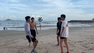 他没左腿,有人不愿和他踢球,但他仍想在绿茵