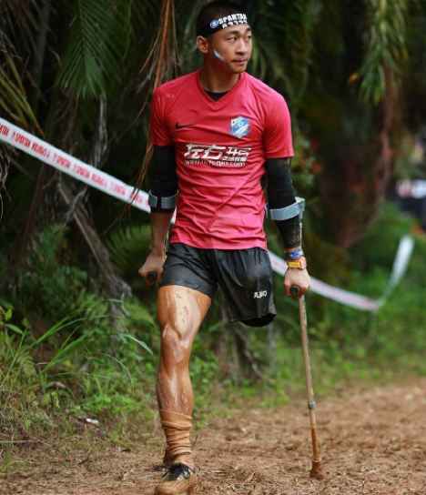 何忆义社交媒体截图。 他没左腿,有人不愿和他踢球,但他仍想在绿茵