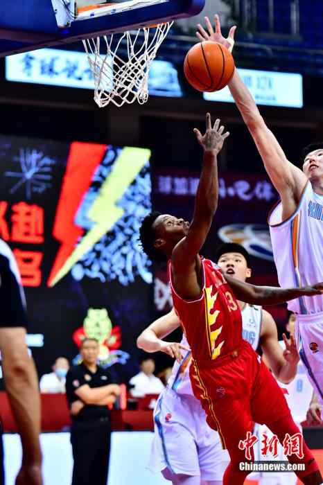 比赛双方争夺激烈。 袁锦锦 摄 2020赛季CBA联赛复赛第二阶段启幕 新疆队险胜吉林