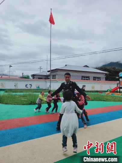 图为西藏军区某旅炮兵营官兵与尼西村小学生一起娱乐。 牛思佳 摄 西藏林芝:军民鱼水情深 共建美丽乡村