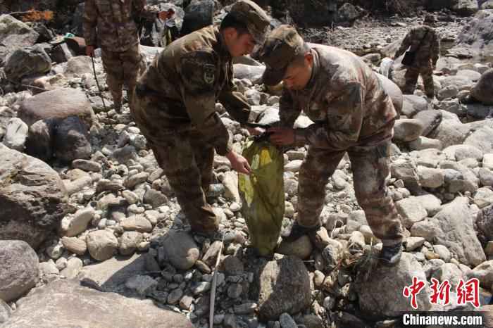 图为西藏军区某旅炮兵营官兵为强嘎村清理河道。 牛思佳 摄 西藏林芝:军民鱼水情深 共建美丽乡村
