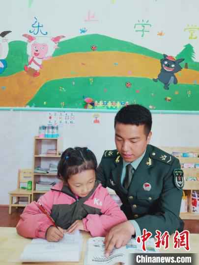 图为西藏军区某旅炮兵营官兵为尼西村小学生辅导功课。 牛思佳 摄 西藏林芝:军民鱼水情深 共建美丽乡村