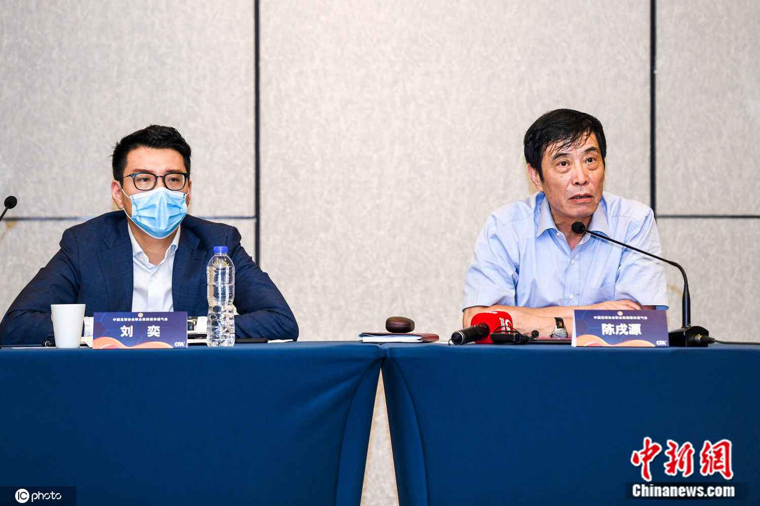 陈戌源与刘奕。中超公司 供图 足协详解中超复赛方案:分组赛会制 降级名额