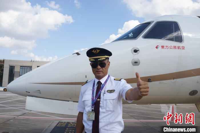 五星机长张大奇成为一二三航空首批ARJ机型转证的飞行员之一,即将实现驾驶国产飞机翱翔蓝天的梦想。东宣供图 中国老、中、青三代飞行员共逐国产飞机蓝天梦